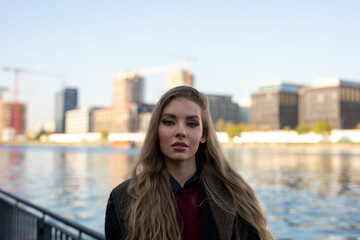 Fototapeta premium Frau im Herbst in Berlin