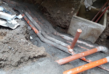 Lavori in corso sugli impianti di scarico nel cantiere 