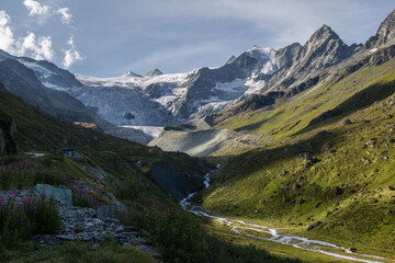Fototapeta na wymiar Randonnée vers le glacier du Moiry dans les Alpes Suisses