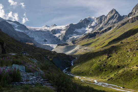 Randonn&eacute;e vers le glacier du Moiry dans les Alpes Suisses