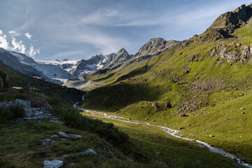 Fototapeta premium Randonnée vers le glacier du Moiry dans les Alpes Suisses