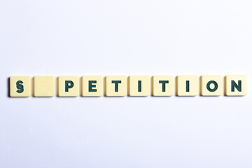 Petition in Buchstaben auf weißem Hintergrund