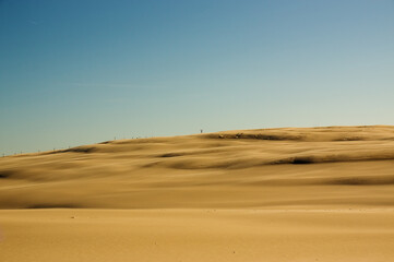 Krajobraz pustynny błękitne niebo i ruchome piaski  - obrazy, fototapety, plakaty