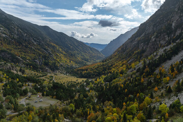 valle del pirineo en otoño