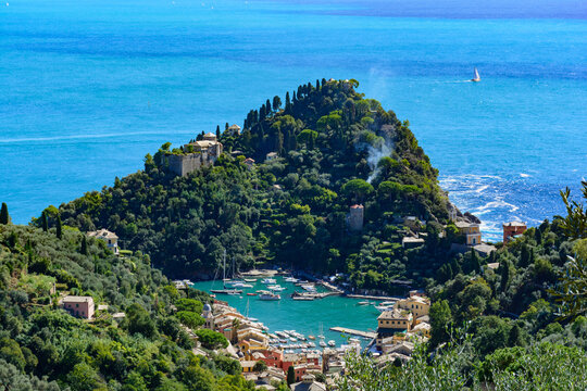Panorama del porticciolo di Portofino da un punto di vista insolito (Liguria. Italia)