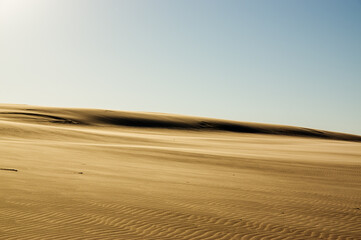 Krajobraz pustynny błękitne niebo i ruchome piaski w pięknym świetle zachodzącego słońca	
 - obrazy, fototapety, plakaty