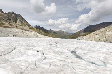 Randonnée vers le glacier du Moiry dans les Alpes Suisses