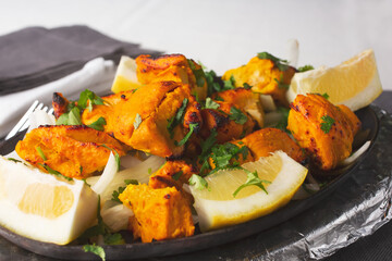 A view of a skillet plate of tandoori chicken.