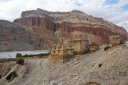 Buddhist chortens and ruins against the background of mountains, on the way to Chusang.  Upper Mustang. Nepal.