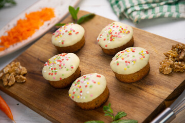 Mini carrot cake with white chocolate cover and sprinkles