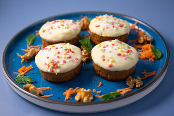 Mini carrot cake with white chocolate cover and sprinkles