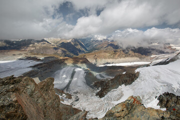 Fototapeta na wymiar Panorama sur les sommets de montagnes depuis Matterhorn glacier paradise en été