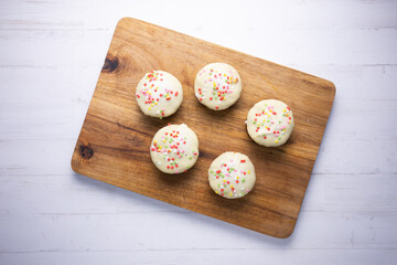 Mini carrot cake with white chocolate cover and sprinkles