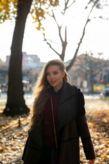Frau im Herbst