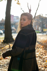 Frau im Herbst