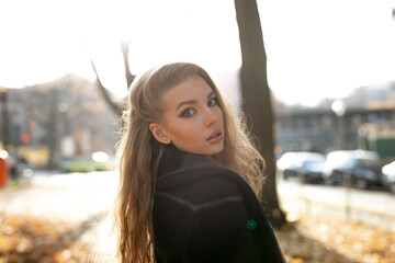 Frau im Herbst