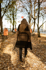 Frau im Herbst