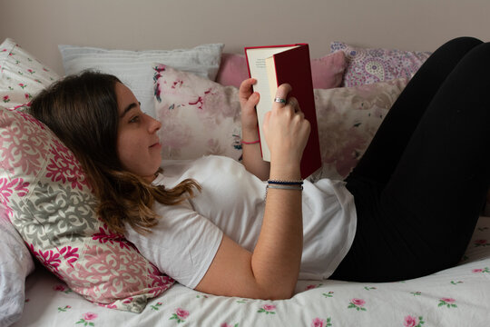 mujer leyendo en la cama
