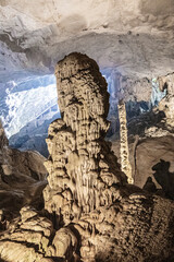 Grotte de la baie d'Halong, Vietnam