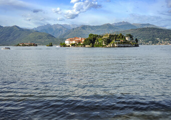 The resort town of Stresа is located on the shores of Lake Lago-Maggiore at the foot of the Alps. The city is famous for Mount Mottarone, from where you can see all the lakes in Lombardy.     