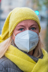 Frau im Corona Winter 2020