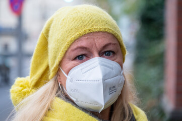 Frau im Corona Winter 2020