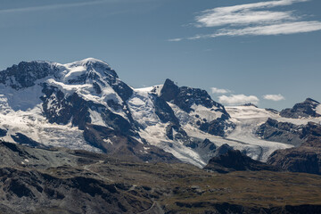 Panorama sur le massif du Mont Rose et le glacier du Gorner depuis le plateforme de Gornergrat en &eacute;t&eacute;