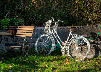 Fototapeta na wymiar weisses Fahrrad im Garten