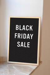 black friday sale tafel im schaufenster
