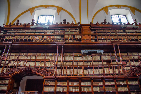 Biblioteca Palafoxiana en la ciudad de Puebla, Mexico, fuente de libros, cultura, historia, retablos, antiguos y muebles de madera clasica de la epoca de la conquista, b&oacute;vedas aniguas