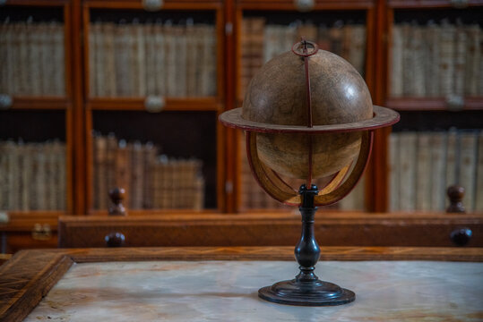 Biblioteca Palafoxiana en la ciudad de Puebla, Mexico, fuente de libros, cultura, historia, retablos, antiguos y muebles de madera clasica de la epoca de la conquista, b&oacute;vedas aniguas