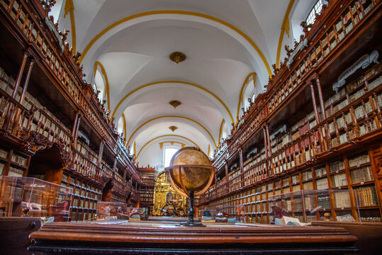 Biblioteca Palafoxiana en la ciudad de Puebla, Mexico, fuente de libros, cultura, historia, retablos, antiguos y muebles de madera clasica de la epoca de la conquista, b&oacute;vedas aniguas