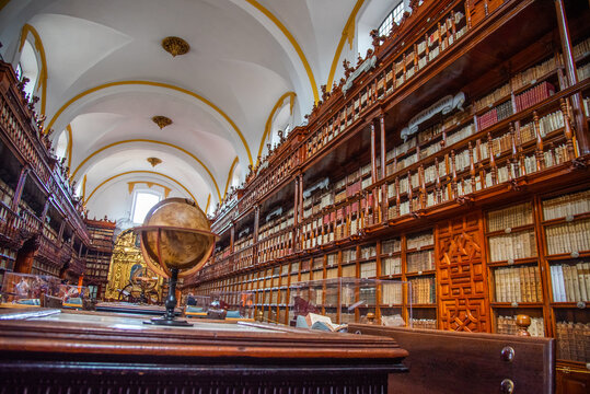 Biblioteca Palafoxiana en la ciudad de Puebla, Mexico, fuente de libros, cultura, historia, retablos, antiguos y muebles de madera clasica de la epoca de la conquista, b&oacute;vedas aniguas