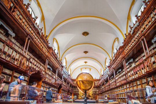 Biblioteca Palafoxiana en la ciudad de Puebla, Mexico, fuente de libros, cultura, historia, retablos, antiguos y muebles de madera clasica de la epoca de la conquista, b&oacute;vedas aniguas