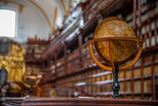 Biblioteca Palafoxiana en la ciudad de Puebla, Mexico, fuente de libros, cultura, historia, retablos, antiguos y muebles de madera clasica de la epoca de la conquista, b&oacute;vedas aniguas