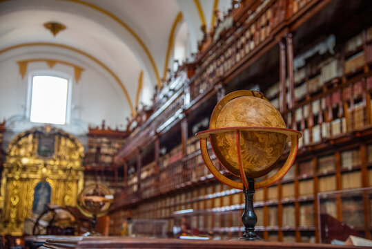 Biblioteca Palafoxiana en la ciudad de Puebla, Mexico, fuente de libros, cultura, historia, retablos, antiguos y muebles de madera clasica de la epoca de la conquista, b&oacute;vedas aniguas