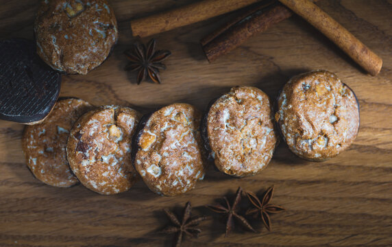 Lebkuchen Kekse auf warmtonigen Holz mit Anis und Zintstange