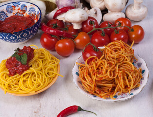spaghetti pasta with tomatoes sauce - 394467804