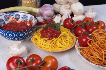 spaghetti pasta with tomatoes sauce - 394468412