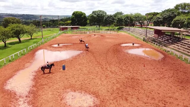 Meninas participando de aula de equita&ccedil;&atilde;o num haras localizado no Parque de Exposi&ccedil;&otilde;es da Granja do Torto
