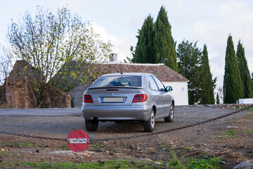 coche en carretera de montaña