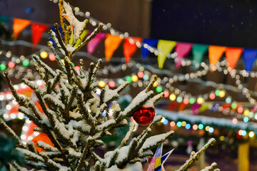 Obraz premium Christmas tree branches under the snow with decorative elements