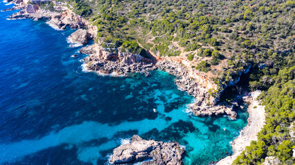 Fototapeta premium Luftaufnahme, Cala d'es Moro, Felsenküste bei Cala de s'Almonia, Naturschutzgebiet Cala Llombards, Mallorca, Balearen, Spanien