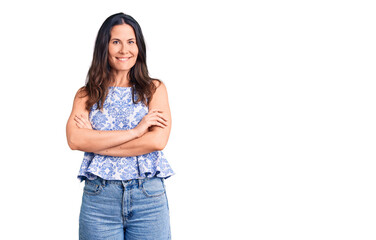 Obraz premium Young beautiful brunette woman wearing casual t-shirt happy face smiling with crossed arms looking at the camera. positive person.