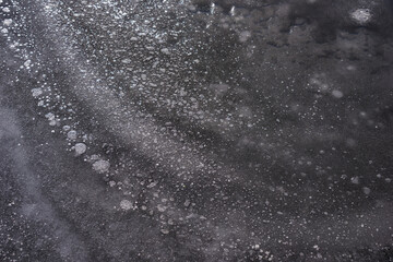 Eisfläche mit Schneekristallen