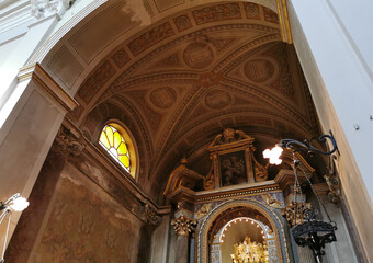 Chiesa cattolica arco e volta di cappella laterale particolare 