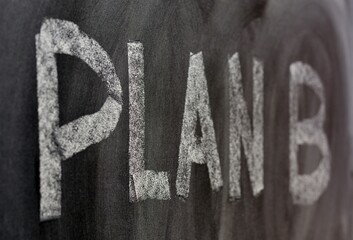 Plan B escrito a mano con una tiza en la pizarra  © KukiLadrondeGuevara