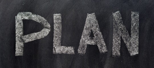 La palabra plan escrito a mano con una tiza en la pizarra  © KukiLadrondeGuevara