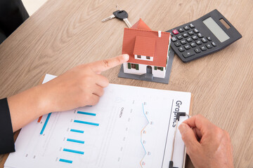 The real estate agent is recommending the ideal apartment type to the buyer