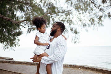 Obraz premium Ethnicity Happy Family Africans Enjoy relaxation resting on the beach